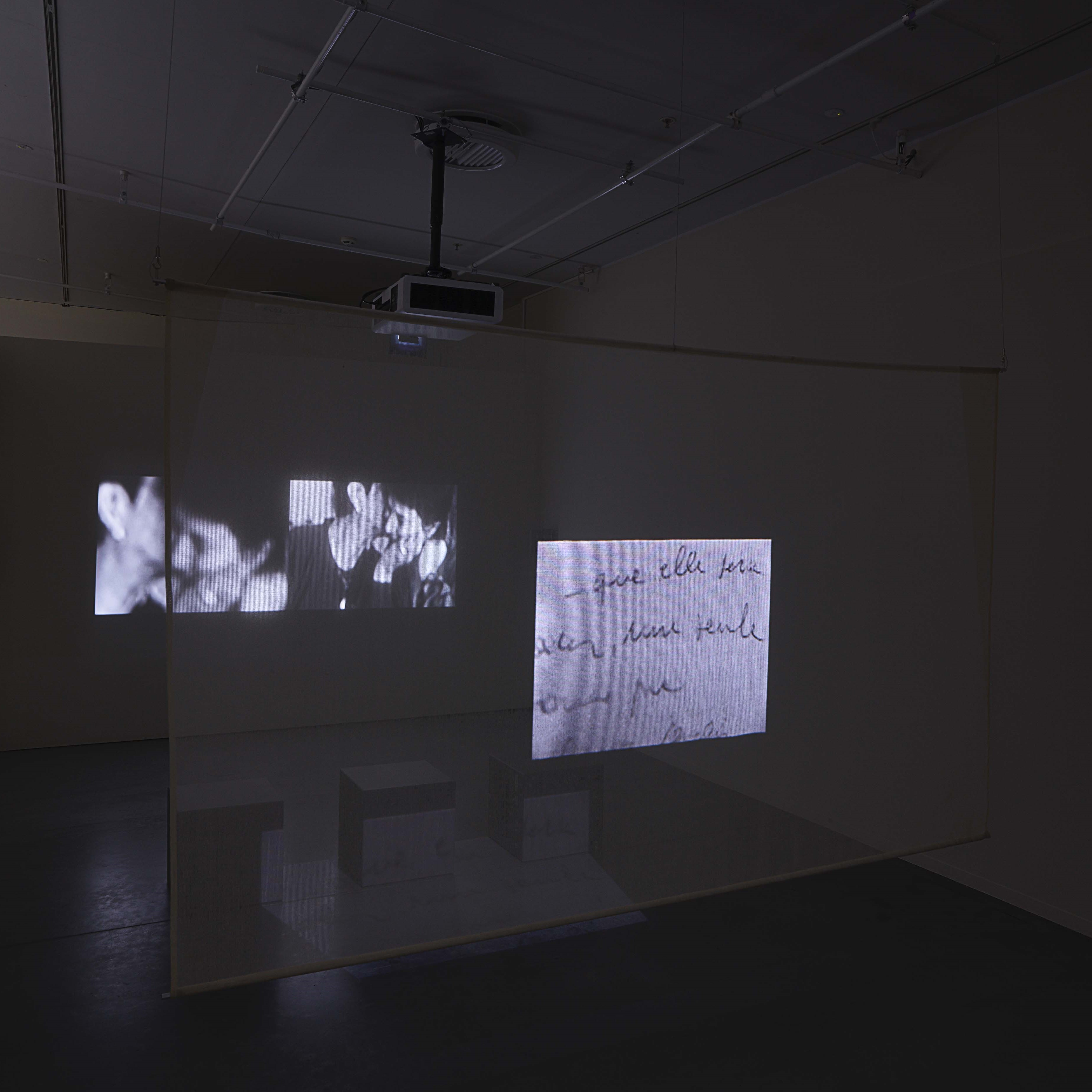 Chantal Akerman, Marcher à côté de ses lacets dans un frigidaire vide, 2004 © Marian Goodman Gallery